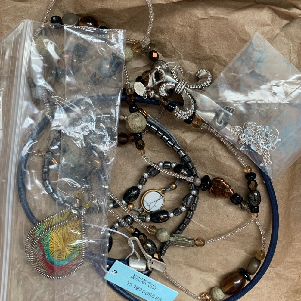 Small mixed lot of jewelry